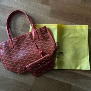 Superfin Goyard likande väska i nyskick! Inga slitage☺️i den mindre modellen!