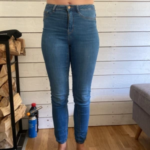 Blå jeans  - Tajta jeans med hög midja