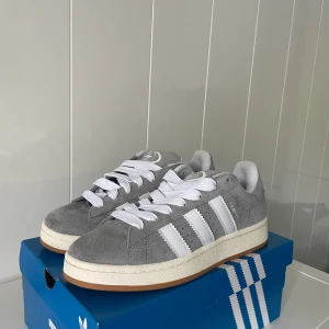 Adidas Campus 00s (Grå) - Adidas campus som är gråa och storlek 42, De är använda 1 gång och är köpta på JD sports i Stockholm.  Säljs då storleken inte var rätt (Finns kvitto ifall man vill se)
