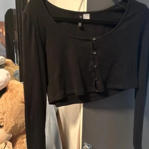 Svart kofta  - För fler bilder skicka bara iväg ett meddelande ☺️ oanvänd, storlek L