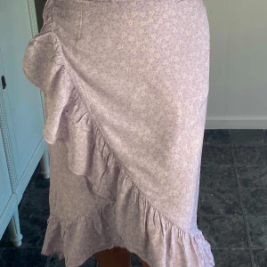 Blommig kjol - Ljuslila blommig kjol💜 knappt använd