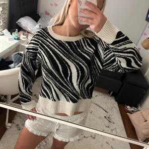 Mönstrad tröja - Säljer denna då jag inte använder den längre. Använd 1-2 gånger❤️ tryck helst köp nu💗💗