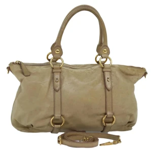 Prada väska - Material: läder Färg: beige  Tillbehör: axelrem