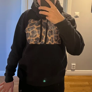 Hoodie från ”the cool elephant” - Hoodie från the cool elephant!  Fint skick, säljer då den inte kommer till användning. 🖤