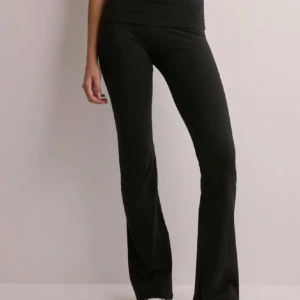 Nelly yogapants - Svarta yogapants från Nelly. Säljes eftersom att de är för korta för mig Tyvär.💞