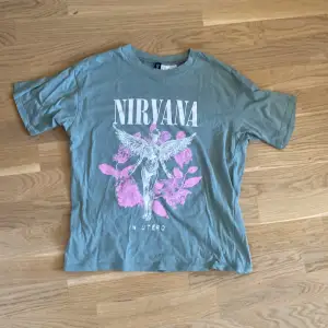 Nirvana T-shirt köpt från H&M vid jul 2023. Säljer eftersom den inte är min stil längre. Är storlek xxs men baggy så jag skulle säga storlek S. Kontakta för mer information eller annat! 