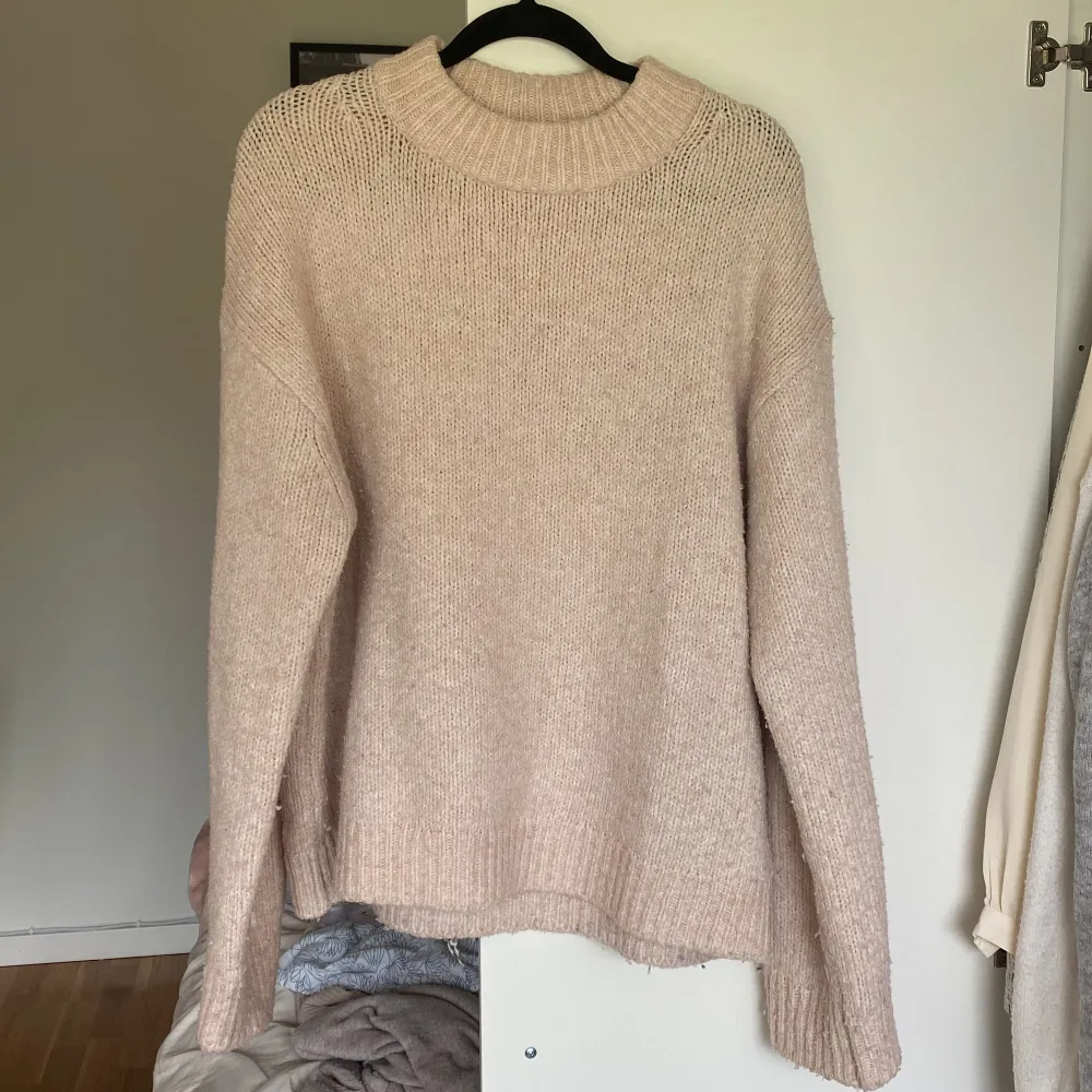 Stickad tröja som har varit en favorit hos mig och har används mycket! Tröjan är nopprig där av priset❤️ men skulle säga att tröjan fortfarande är fin❤️ Köptes för 400kr😇 Skulle säga tröjan är Rosa/beige färgad. . Neuletakit & Villapaidat.