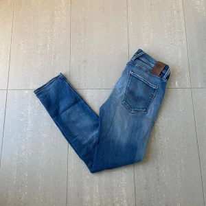 Replay anbass  - Säljer nu dessa sjukt snygga replay anbass jeans i riktigt bra skick, skriv för fler bilder/frågor🙌🏼