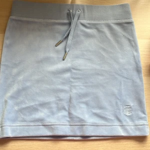 Juicy kjol - Jätte gullig ljus blå äkta juicy kjol till salu! Den är knappt använd och i super skick! Inga hål eller defekter. Nypris:700kr