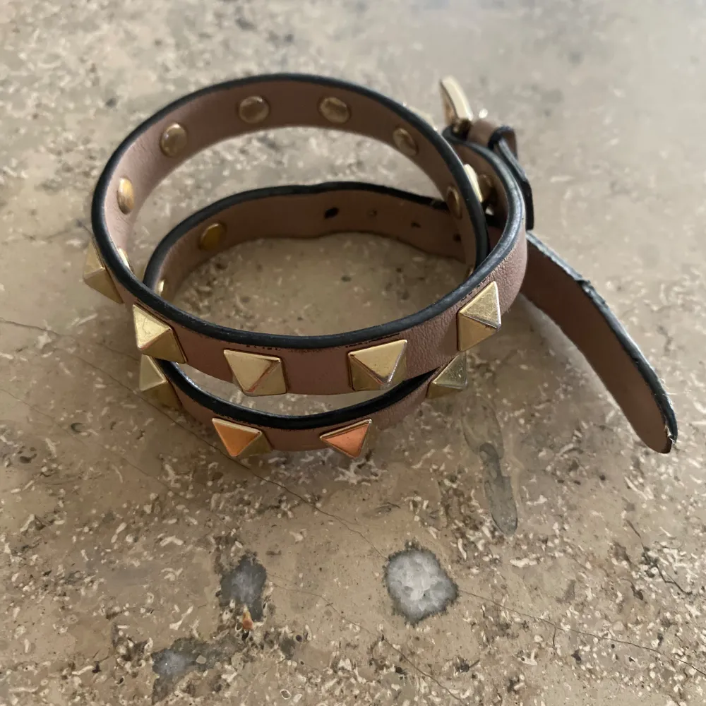 Säljer mitt beiga dubbel valentino armband som jag köpte på NK för ungefär 3 år sen. Det är lite slitet vid en del av lädret men det går att fixa. Köpte det för ca 3000!. Accessoarer.