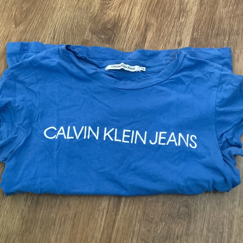 T-shirt från calvin klein. Bra skick men behövs strykas om man vill få den snyggare. T-shirts.