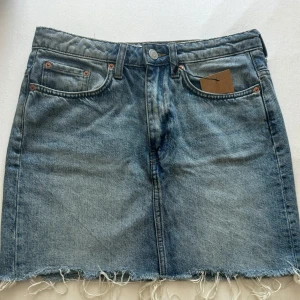 Jeanskjol  - Jeanskjol från Weekday. Har inga fel alls. Storlek 36 (xs-s)!💗