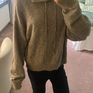  Hoodie -  Superfin hoodie från Lindex som i nypris kostar 300 kr Den är ganska lik soft goat hoodiesarna super fin grå brun färg  Skriv till mig i dom för mer information ❤️❤️den är I storlek XS men passar XS S och M är stor i storleken 