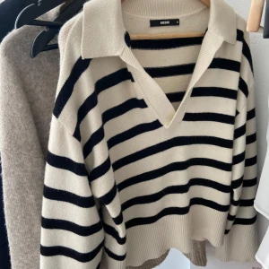 Stickad tröja  - Jätte fin stickad tröja från bik bok som inte kommer till användning! Nästan aldrig använd och har inga defekter💗