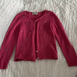 Jättefin rosa cardigan tröja i 100% stickad alpacka.