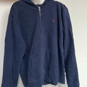 Ralph lauren tröja - Hej! Säljer en Ralph lauren tröja. Stl XL i barnstorlek vilket motsvarar S Hör av vid frågor😊