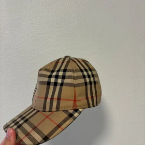Burberry keps - Fetaste kepsen på marknaden enligt mig Storlek L, passar till alla huvud( man kan ändra på storleken)  Köpt från burberry i Vienna  nypris 280 euro, boxen finns