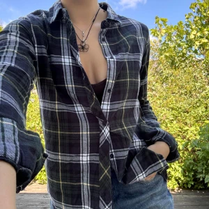 Multifärgad rutig skjorta - Multifärgad (blå, grön, svart, vit, gul) jättesnygg, rutig skjorta från Cubus. Storlek: 38 (lite tightare armar). Material: 100% bomull. Nyskick, knappt använd! :)