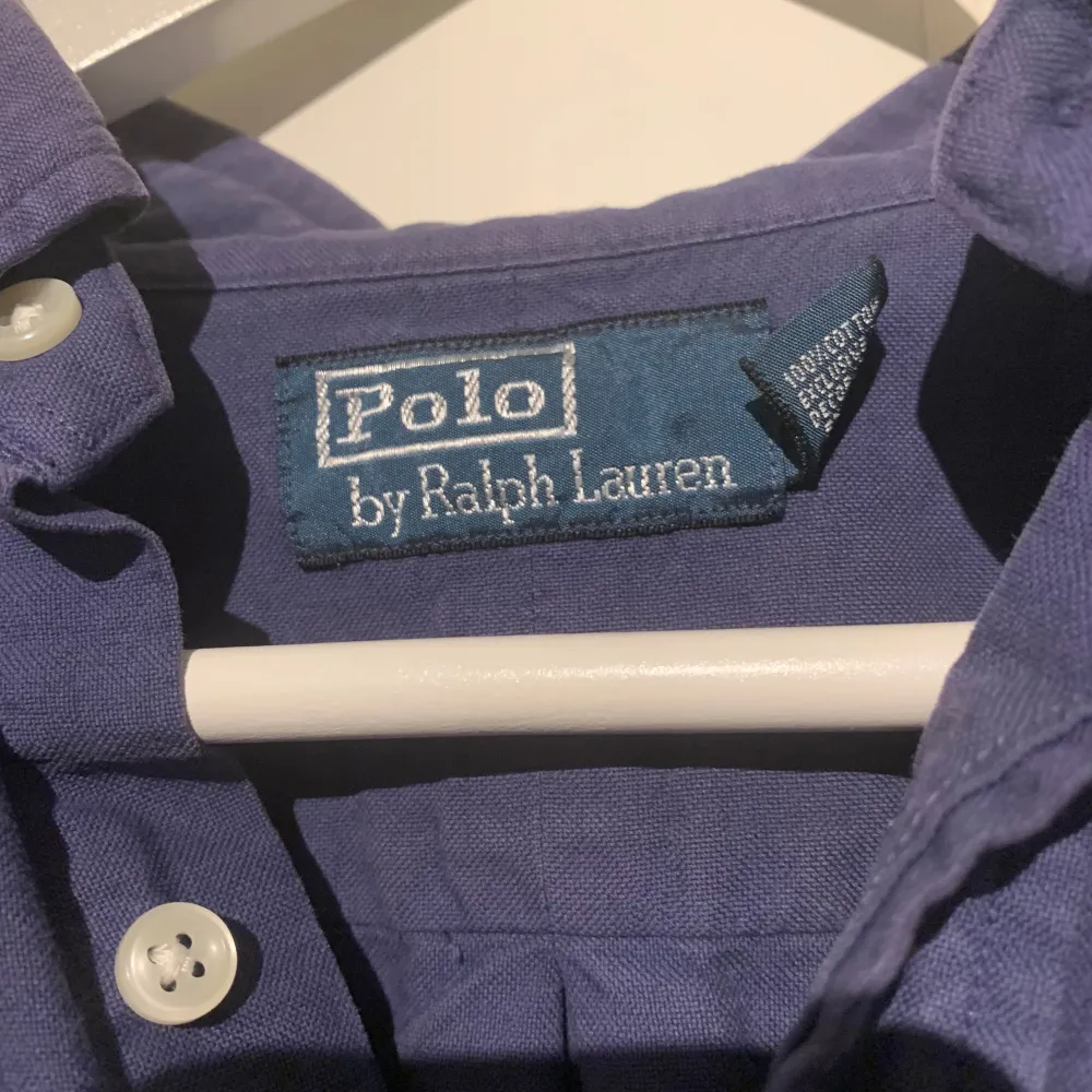 Säljer en mycket snygg Ralph lauren skjorta i storlek M. Den är i mycket bra skick och inga defekter. Hör av er vid frågor eller funderingar.. Skjortor.