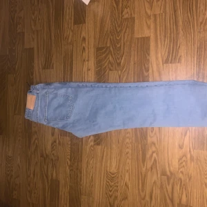Jeans grisch  - Hej, säljer helt nya Jack and Jones byxor som är helt oanvända har kvittot dessutom. Byxorna är regular/clark storlek W28 L32. Kostar 800 kr. Pris kan diskuteras😀