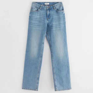 Blå straight jenans - Blå straight jeans. Använda 2-3 gånger och inga defekter. 