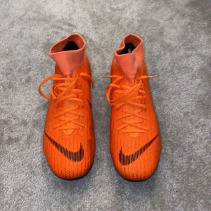 Nike Mercurial  - Orange Nike Mercurials. Knappt använda i bra skick. Storlek 45,5 Konstgräs 