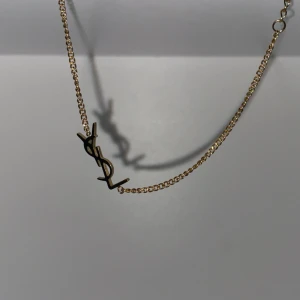 YSL Armband  - Perfekta presenten till varje tjej, en guld YSL armband som passar till allt, kan justeras. Hör av er vid fler frågor. Är inte hundra på att det är äkta, därav priset.