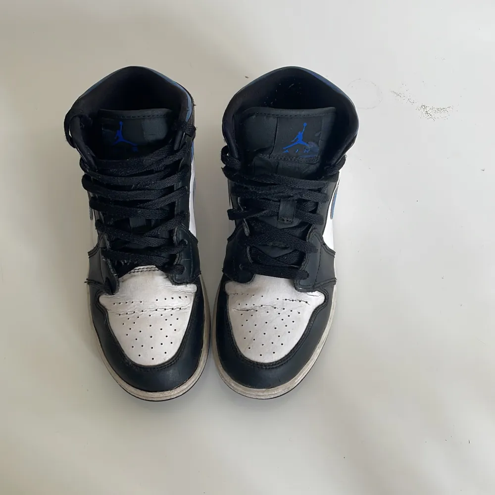 Säljer nu dessa riktigt feta Jordan 1s i storlek 40 skorna är använda men har fortfarande mycket kvar å ge. Köpta på Merch Sweden och kostar idag 3600 kr😁  mitt pris:  1199kr🤩  Skriv vid funderingar! . Skor.