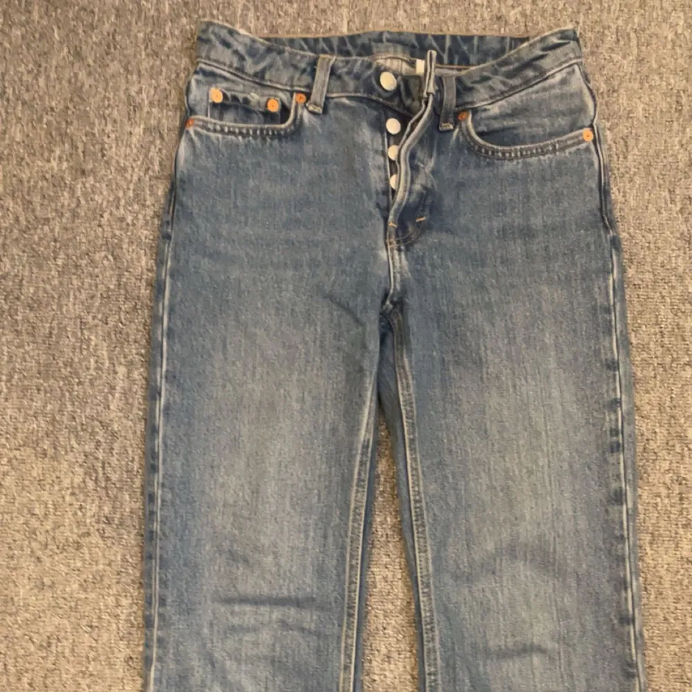 Säljer dessa jeans från Weekday! har använt dom ett fåtal gånger. Säljer eftersom jag helt enkelt tröttnat på dom. Köpte dom för 590 kr och säljer för 300kr. Jeans & Byxor.