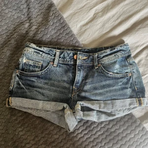 Lågmidjade jeansshorts - Säljer dessa lågmidjade jeansshorts som tyvärr är för små för mig. Midjemått: 36cm💕