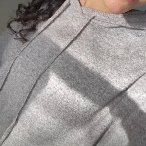 Jättefin stickad hoodie - Stickad hoodie i en grå brun färg❤️ den har ett litet hål i sig därav det låga priset🥰