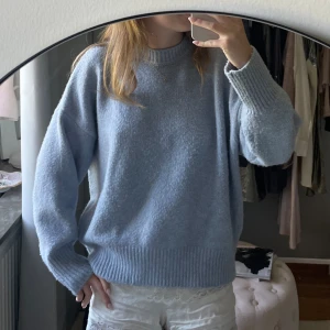 Stickad tröja - Säljer denna ljusblåa stickade tröjan från zara. Jättefin men jag använder inte den💗 Storlek S, säljer för 250kr