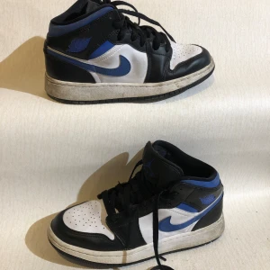 JORDAN 1 white black racer blue - Storlek 38,5. Fint skick bara lite skitiga.