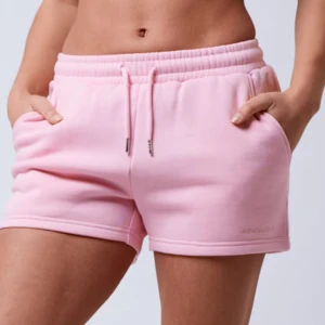 Rosa shorts och t-shirt  - Ett jättegulligt sett med shorts och t-shirt, shortsen är i st M och t-shirten är i L men sitter som en M. 