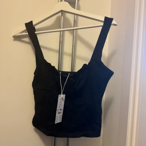 Oanvänt linne med prislapp - Svart topp från gina med prislapp kvar! Pris kan diskuteras, accepterar typ alla bud💖