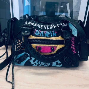 Balenciaga grafitti bag  - Säljer nu min fina Balenciaga väska från grafitti kollektionen! Det är mini city! Fint vintage skick. Inget kvitto då den funnits i mina ägor länge.  Finns vid Liljeholmskajen eller kan skickas mot fraktkostnad! 