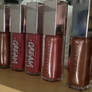 5sy Hell nya Fenty Beauty Gliss bomb läppglans. Allt för 300 kr (oanvända) - Hej, jag säljer mina 5st hell nya Fenty Beauty gliss bomb läppglans. Råka göra en köp för många och väljer sälja dem. Köp alla 300 kr (extra rabbat) arnas om man vill köpa en då kostar fenty Beauty gloss bomb-260kr. vill köpa Gloss Bomb Heat-280kr 