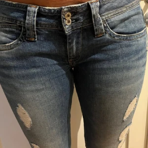 Lågmidjade Pepe jeans - Lågmidjade Pepe jeans i nyskick💗köpta här på Plick men passade inte mig så säljer vidare💗nypris är 1200💗