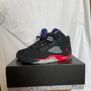 Jordan 5 retro top 3 - Tjena säljer ett par riktigt sköna Jordan 5 retro top 3.  110% äkta. Skick: 8/10 använda fåtal gånger  Storlek: 42 Om du har några frågor, funderingar eller vill ha fler bilder så är det bara att skriva till mig.