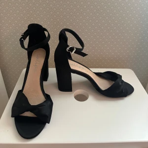 Klackskor - Snygga, svarta, stilrena klackskor i ett skimrigt material. Endast testade, så nästintill oanväda. Hör av er om ni är intresserade! Öppen för prisförslag 🥰