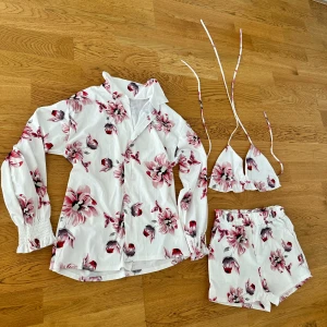 Klänning  - Senaste trenderna till tidlösa klassiker. outfits dresses för alla tillfällen cocktail, fest eller till någon harmonisk afton! 😍 stilfull elegant dress som formar sig efter din kropp. Känn dig snygg och stilig✨ 