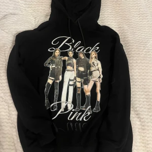 Blackpink Hoodie - Cool oversized svart hoodie med Blackpink tryck. Använd några fåtal gånger.