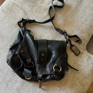 Hugo Boss Väska - sparsamt använd, nyligen inköpt men inte min stil längre.