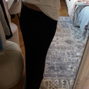 Svart långkjol - Svart långkjol ifrån ginatricot, i storlek s. Lite glansigt tyg. Super bra skick!