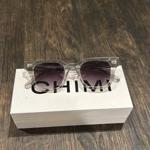 Chimi 04 grey - coola solglasögon från Chimi i modellen 04. Används inte längre och önskas få älskas på nytt. Synbara repor på linsen men annars i bra skick!🩷