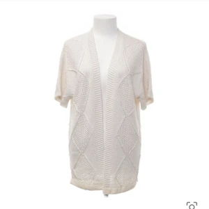 Stickad kofta - En jättefin stickad kofta som passar till allt och är i superbra skick. One zize 