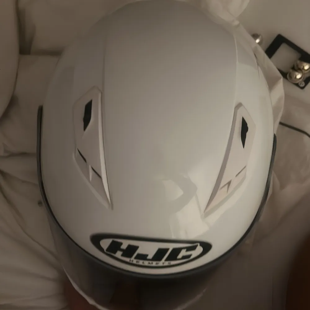 Jätte fin vit moped hjälm som är i ny skick. Kommer tyvärr inte till användning längre då jag inte har moped längre. Nypris: 2695 kr Pris kan diskuteras vid snabb affär . Muu.