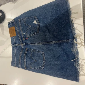 Jeans kjol  - En somrig jeans kjol som jag köpte men är för små för mig har använt kjolen 2 gånger kjolen är väldigt lång men är ganska tajt vid midjan  Köpte för 500 säljer för 350 