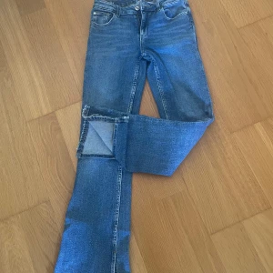 Lågmidjade jeans  - Lågmidjade jeans med slits i storlek 152 men passar xs. Bra i längd för mig som är 165