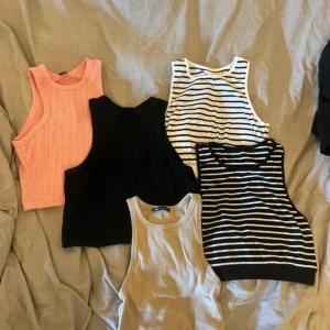 Toppar - 5 toppar från olika ställen i storlek M. Köp alla 5 för: 40 kr Köp 3 valfria för : 30kr Köp 1 för: 15kr/st